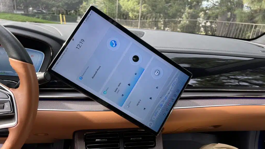 BYD Han EV, rotating screen