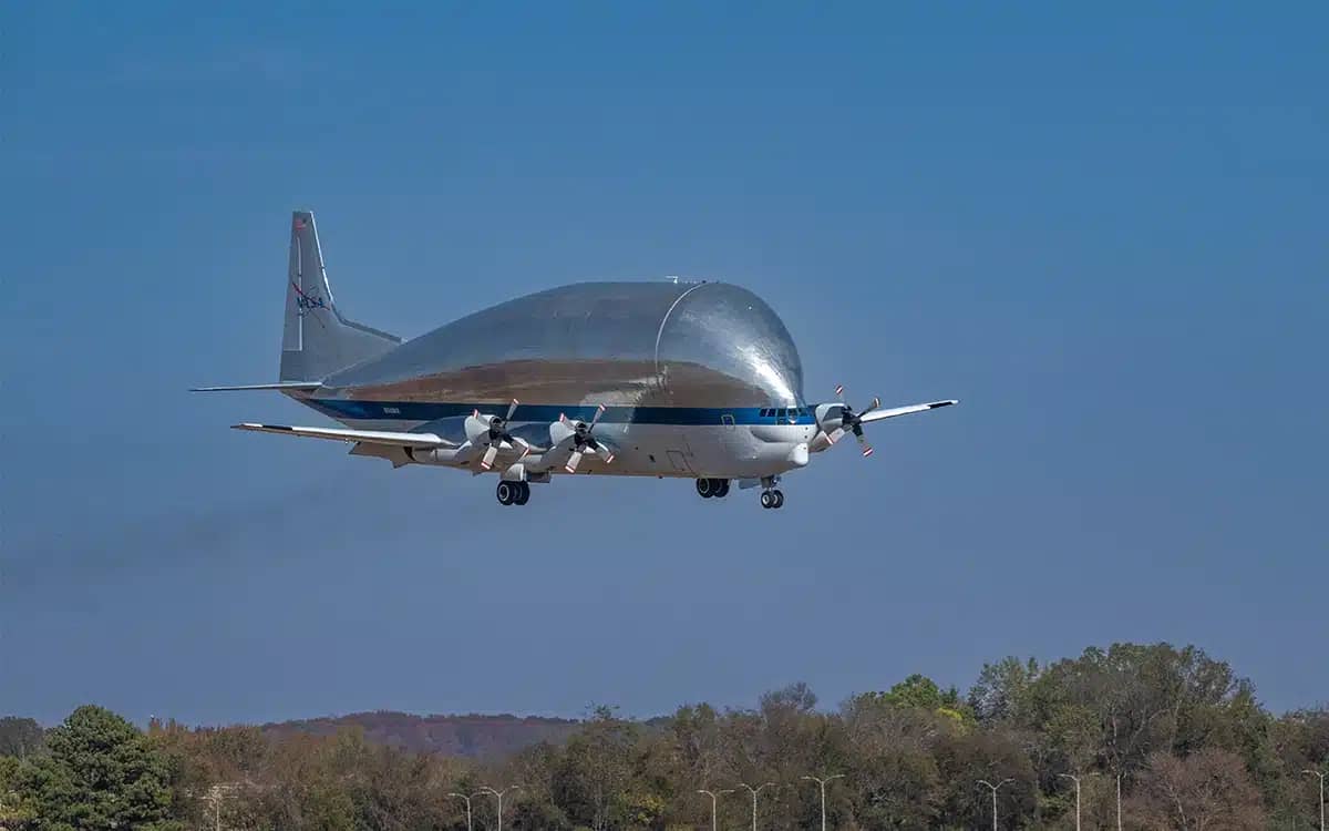 nasas-super-guppy-landing